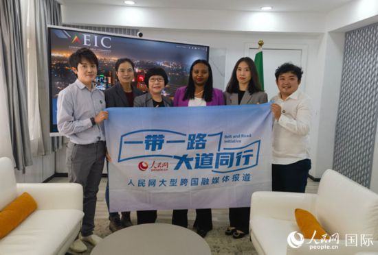 莱利斯（右三）、埃塞投资委中国投资顾问万巧云（左二）与记者合影。