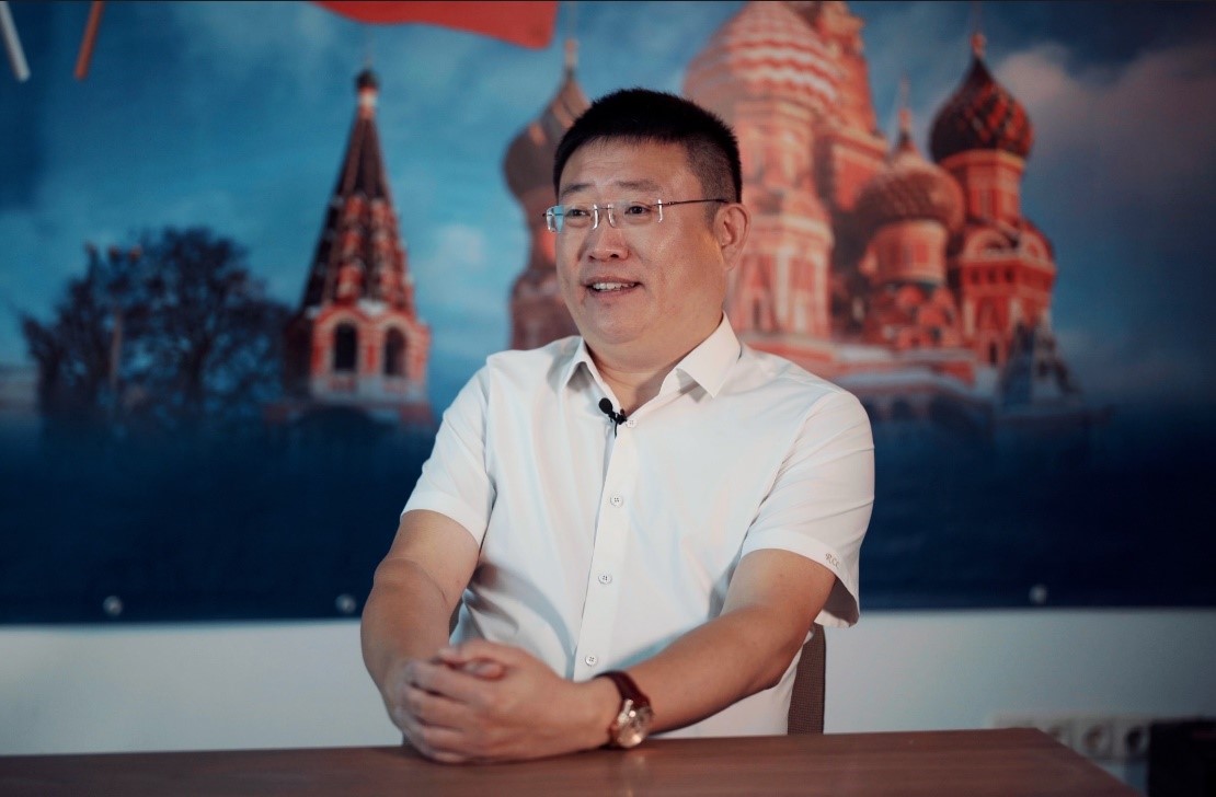 中俄人文合作发展中心主席尹斌接受记者采访。记者 马天翼摄